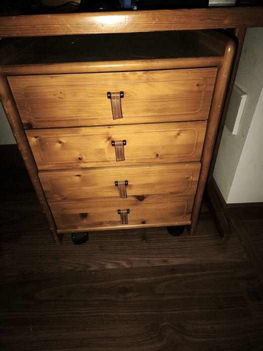 Mobília cómodas e secretária