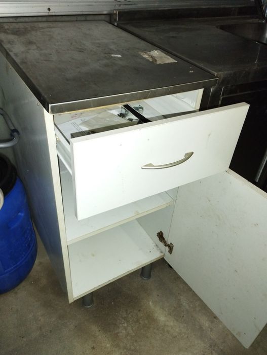 Armário com tampo de inox