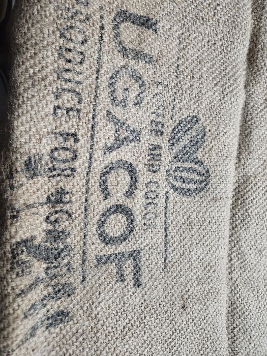 Sacos de café em serapilheira