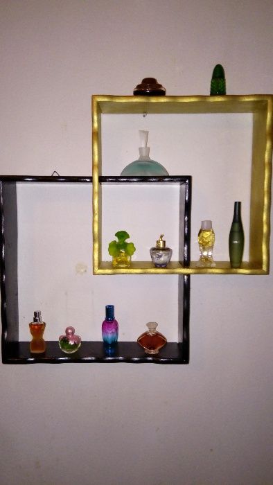 Shelf with miniature perfume bottles, filled and original64286110710659123