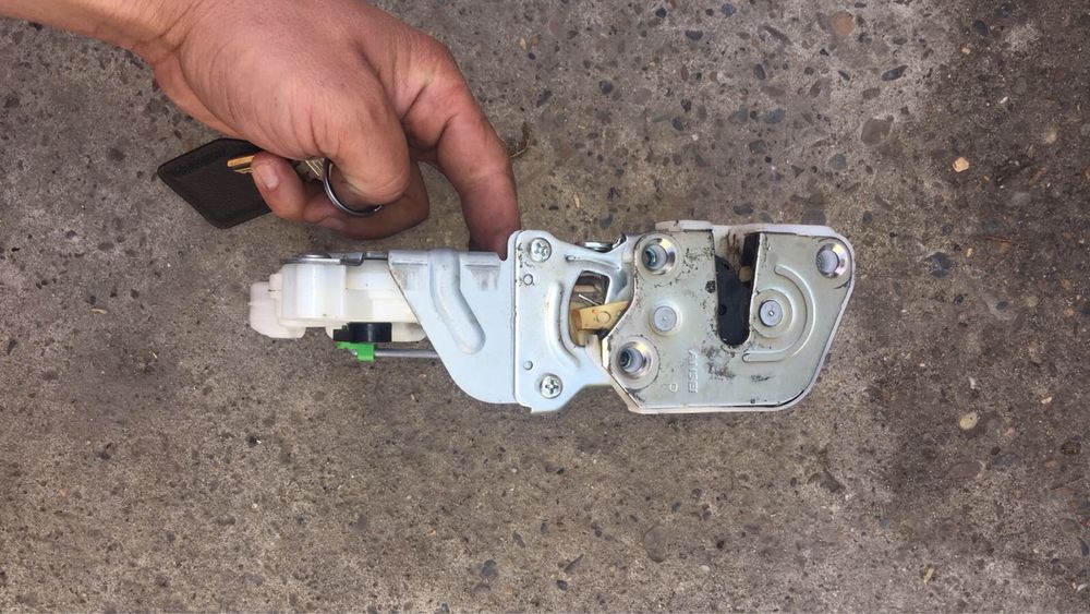 Замок ляди Mitsubishi Pajero Wagon Мітсубісі Паджеро