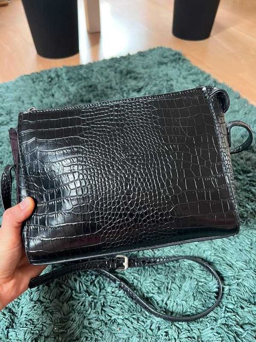 Czarna torebka na ramię Stradivarius