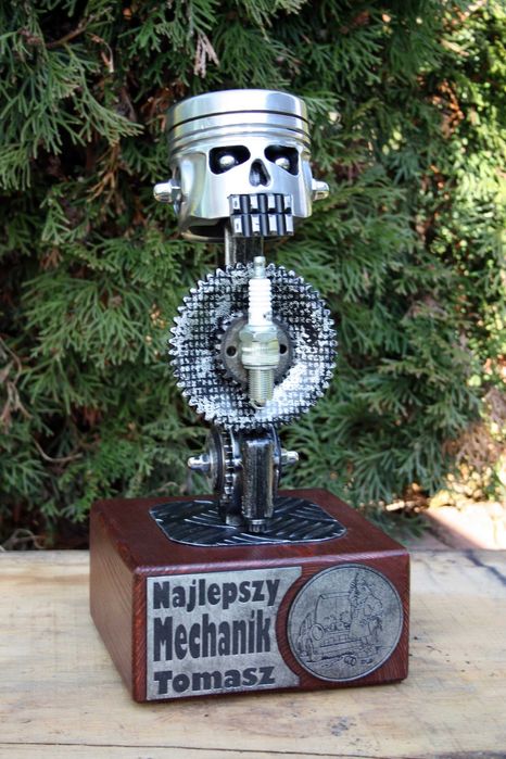 Puchar czaszka tłok Scrap Metal Art