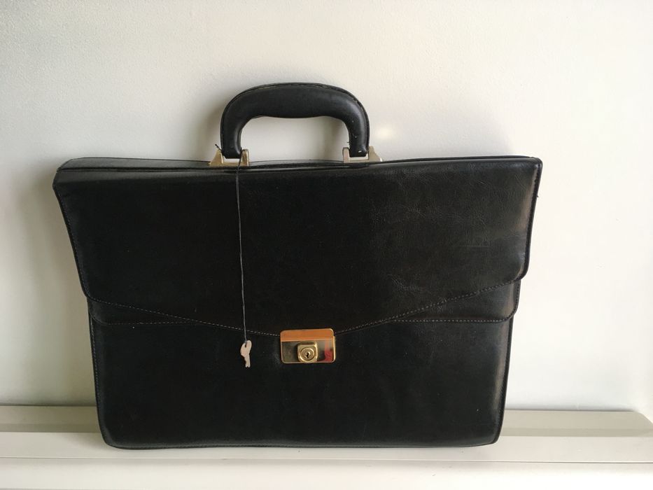 Pasta castanha de couro