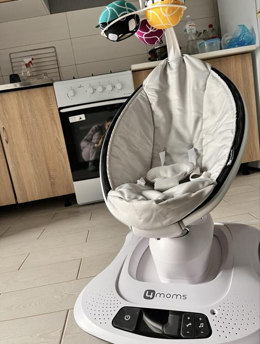 Крісло-гойдалка 4MOMS mamaRoo 4.0