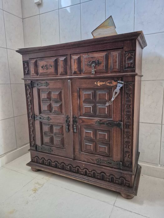 Armário de madeira esculpida em estilo rústico ou colonial