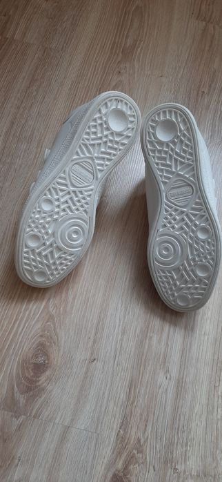 Продам  женские  кроссовки  р.38