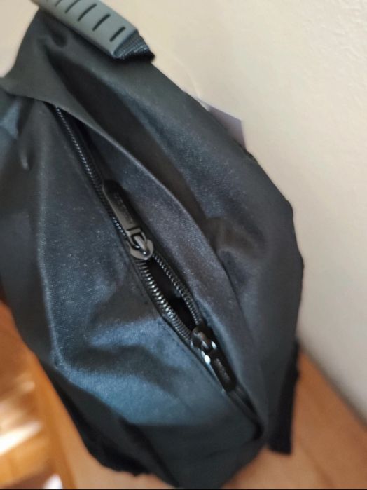 Mochila Escolar Preta, design moderno, prática da marca Ambar