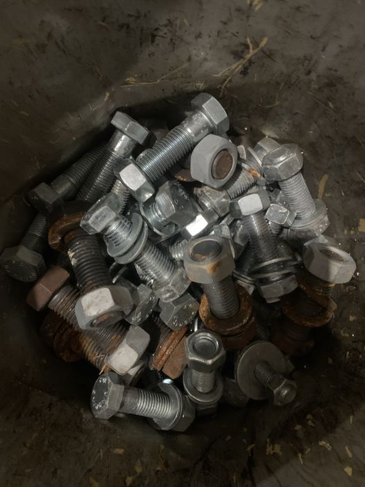 Parafusos novos  e porcas