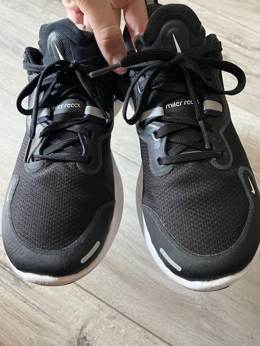 Кросівки бігові Nike 39