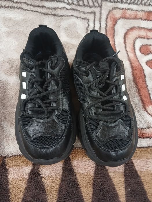 Кросівки 35р дівчина.