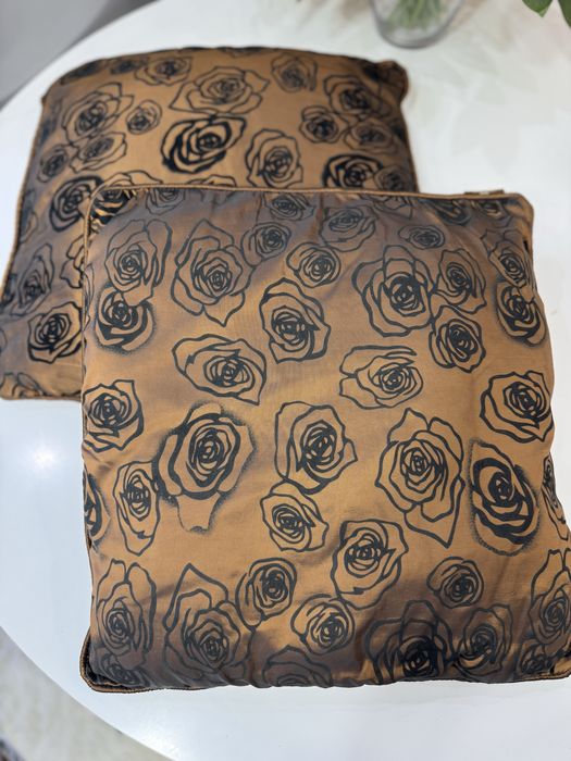 2 декоративні подушки  та 2 додаткові наволочки