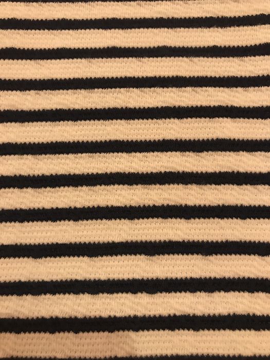 Vestido riscas brancas e azuis escuras