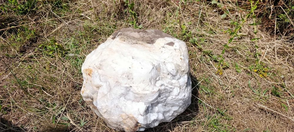 Vendo grande bloco de quartzo branco (quartzo leitoso) em bruto, com peso aproximado entre 70 e 80 kg