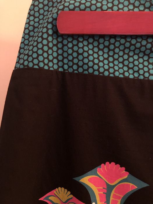 Saia preta estampada, com cintura descaída.