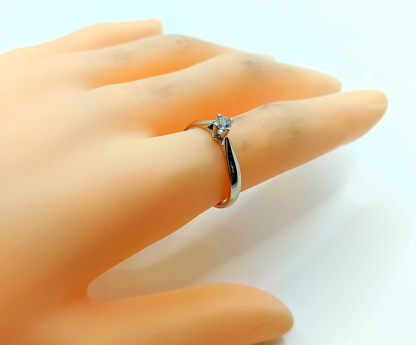 Złoty pierścionek z Brylantem 0,137 Pr.585 W:2,02gr Roz.15