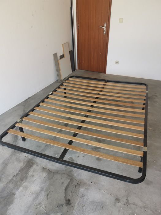 Estrado Cama casal 
Usado: em bom estado
Medidas
Largura 1,40m 
Compri