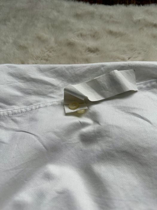 Biała gładka koszula z długim rękawem