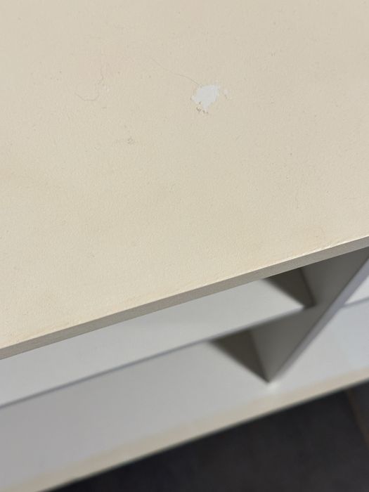 Minimalistyczna komoda na okrągłych nigach