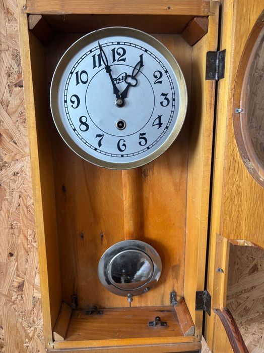 Настінний годинник. В робочому стані.