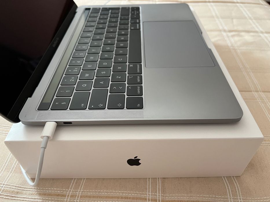 Macbook Pro 13” Touch Bar (como NOVO) + Oferta impressora HP Deskjet
