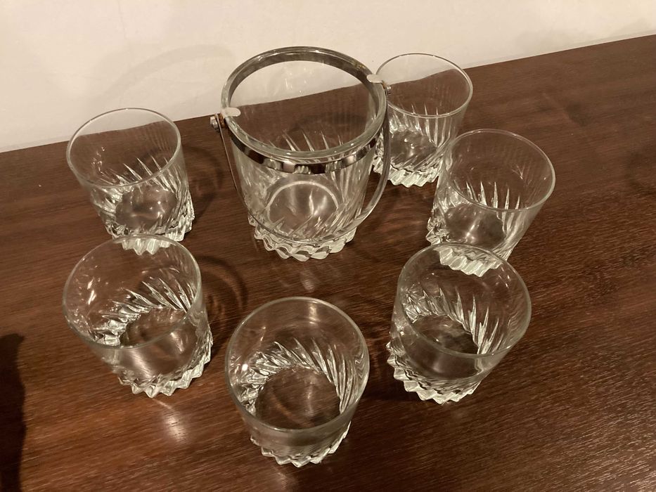 Balde e copos de whisky