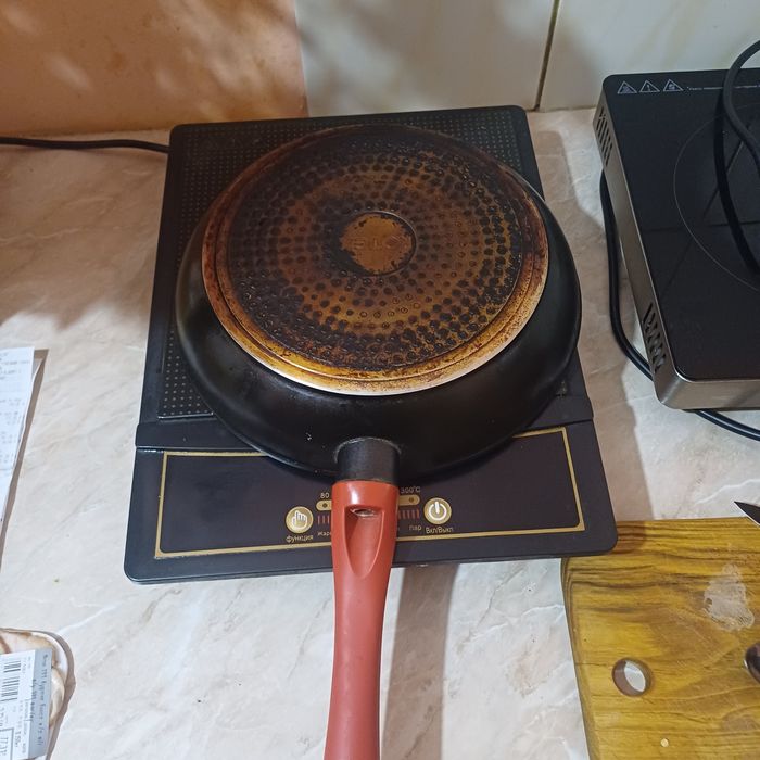 Сковорідка з пошкодженням
