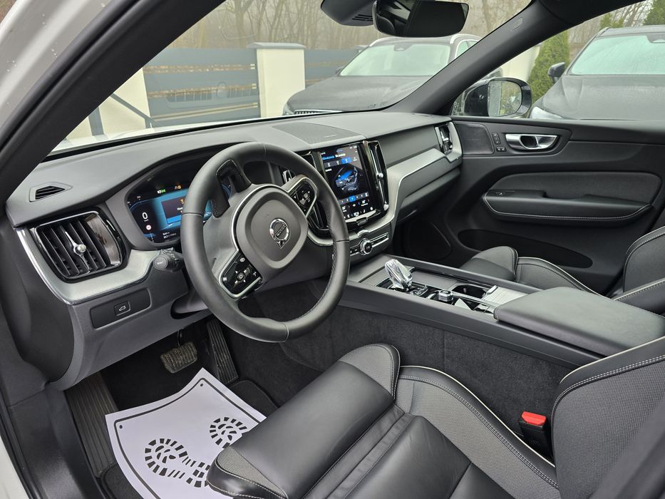 Volvo XC 60 2024R B4 AWD R-DESIGN DARK PLUS kamera FULL LED radar Z DE