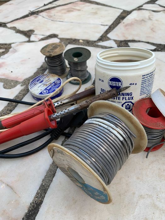 2 ferros de soldar a estanho e acessórios