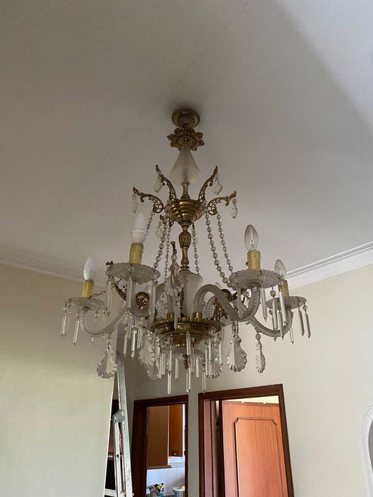 Lustre Maria Teresa em Cristal e Bronze Dourado – Peça Elegante e Imponente