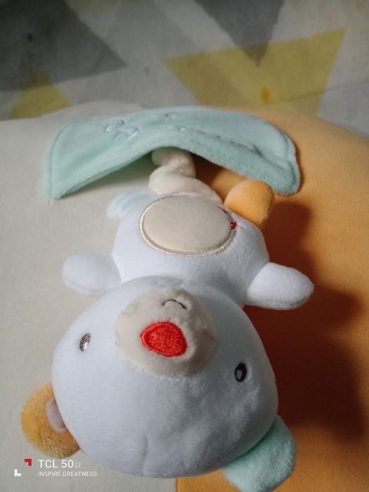 Peluche grande interativo tem várias atividades para estimular o bebê.