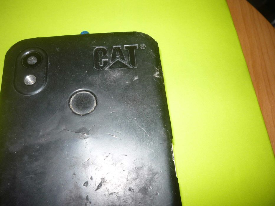 Telemóvel partido Caterpillar: 1 euro
