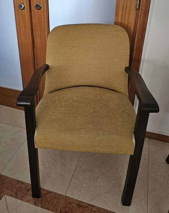 2 Cadeirões/Cadeiras amarelos com braços–madeira sólida – ótimo estado