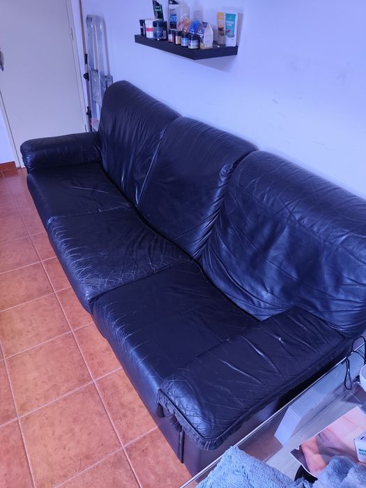 Sofá de pele preto! (Com alguns sinais de uso!)