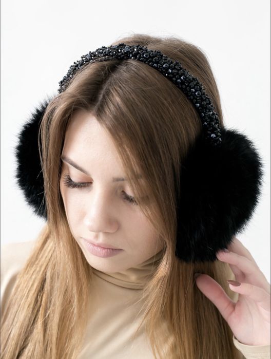 Хутряні чорні навушники з бусинами