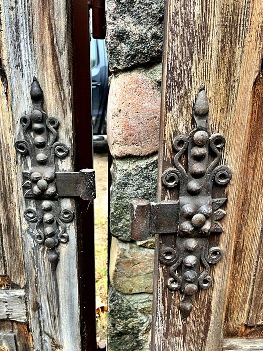 Drewniane drzwi garażowe[brama] z pięknymi okuciami + drzwi wejściowe