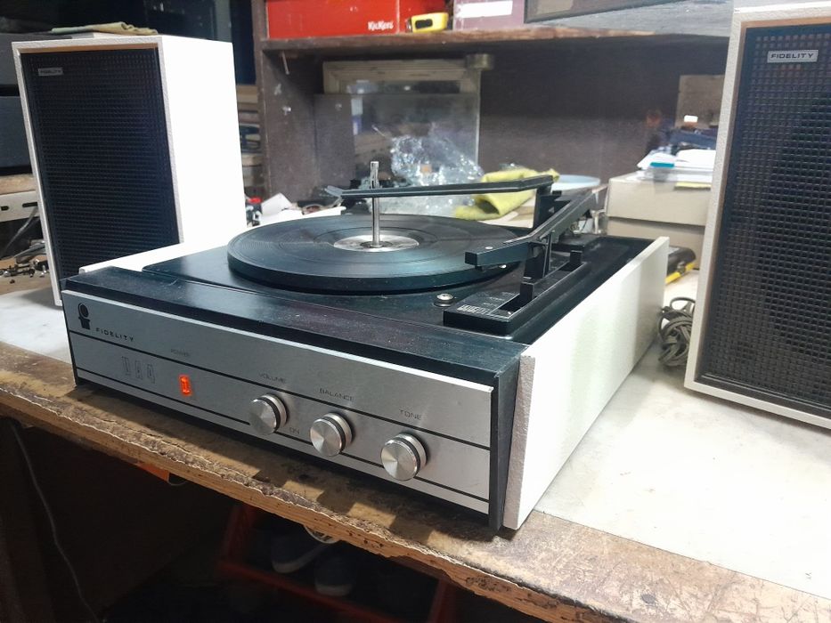 Gira-Discos com amplificador e colunas Fidelity UA4 de 1971