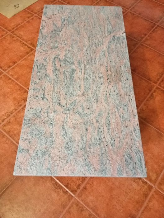 Mesa de apoio em mogno com tampo de granito