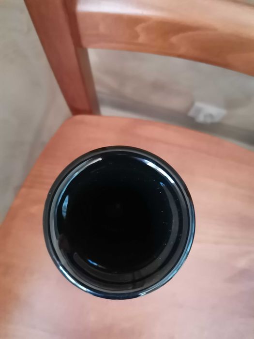 Czarny wazon z kogutem