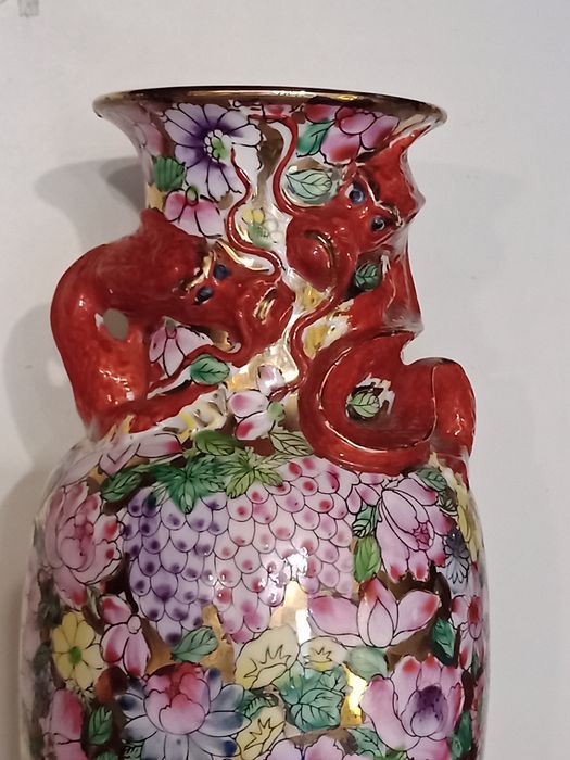 Jarra antiga mil flores de Macau com dragões em relevo