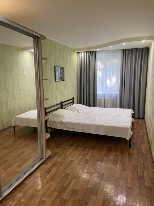 1-й поверх! Зручна та чиста трикімнатна квартира в центрі міста!