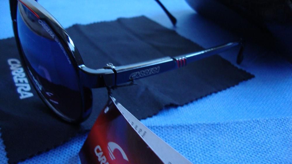 Óculos com risca vermelha Carrera Champion preto brilhante