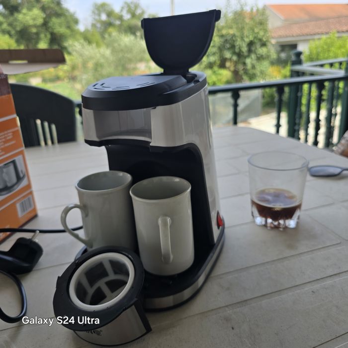 Máquina de café e chá polivalente, simples rápida e muito eficiente.