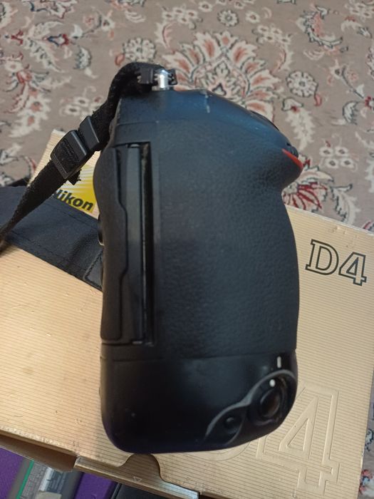 Професійна дзеркальна камера Nikon D4