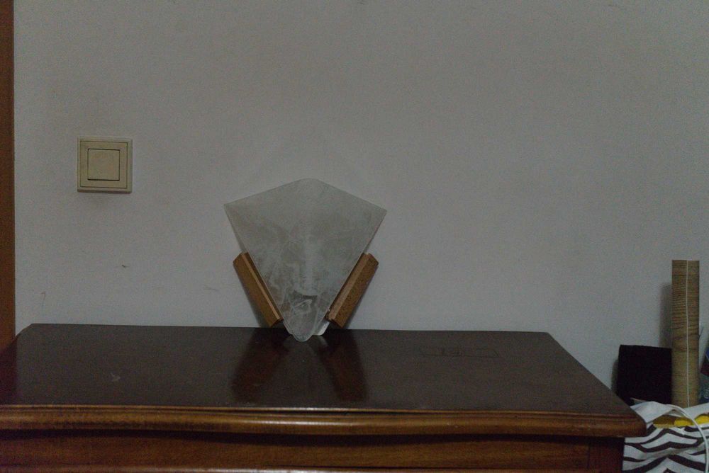 Candeeiro de parede minimalista – madeira/branco, ótimo estado