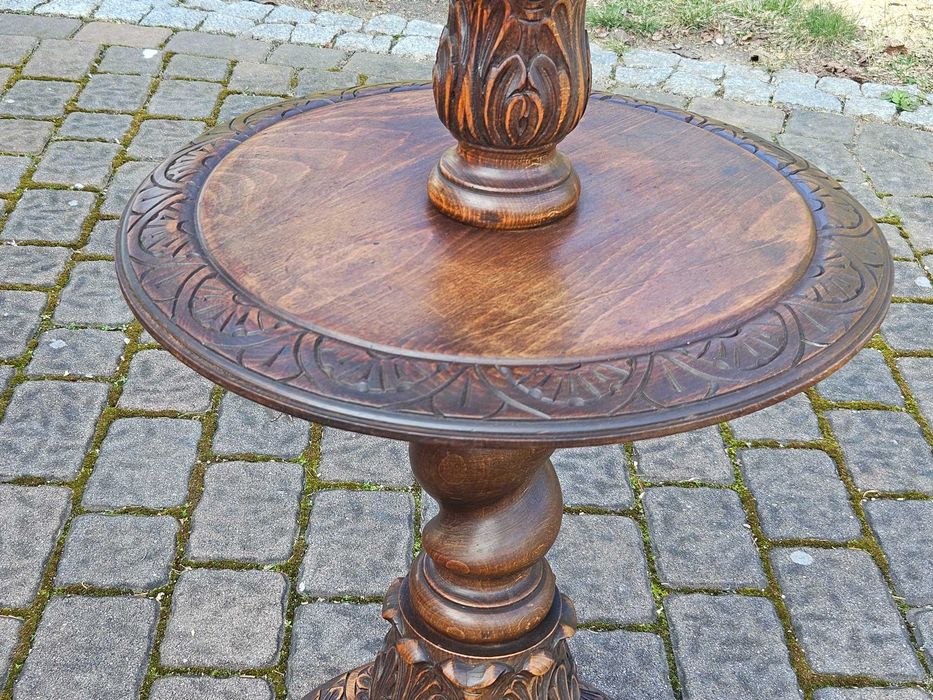 Zdobiona stara Lampa ze stolikiem