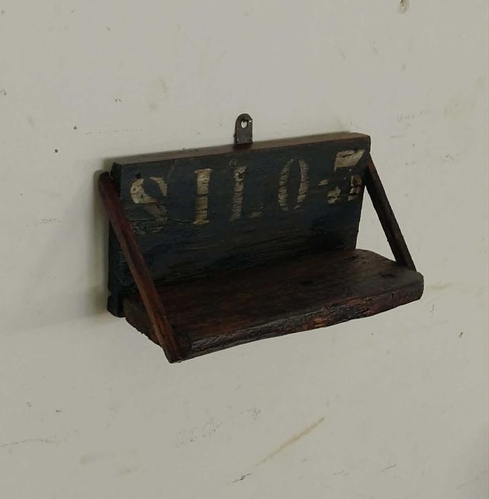 Recuada Prateleira / Suporte / Nicho de Parede em Antigo Silo. Para Ambientes Rústicos