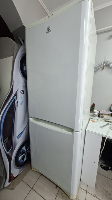 Холодильник Indesit під відновлення