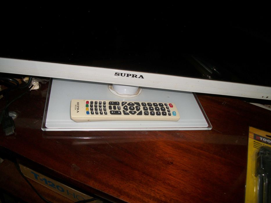 телевизор 32 состояние нового (полный комплект + смарт ТВ