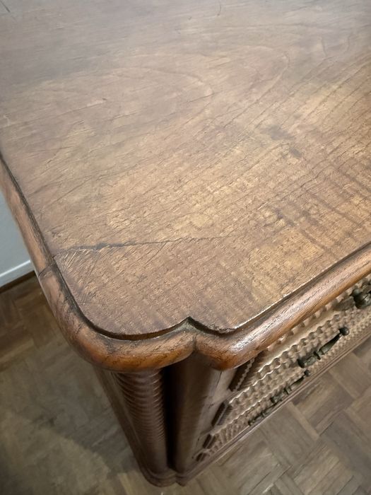 Cómoda Antiga em Madeira Maciça com Ferragens em Latão